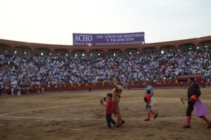 19 Andres Roca Rey 2 orejas con niño 01