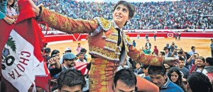 FOTO: @TAUROMAQUIAS Andrés Roca Rey saliendo en hombros en Chota, en junio de 2016, en medio del entusiasmo de la multitud que colmaba la plaza El Vizacaíno.