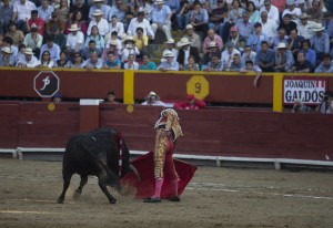 FOTO: JUAN PONCE Joaquín Galdós, en faena con muletazos de mucha hondura en la tercera corrida.