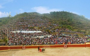 FOTO: PABLO JAVIER GÓMEZ DEBARBIERI Impresionante multitud agolpada en el cerro, sobre la plaza de Chalhuanca, en Apurímac. Así de entusiasta es la afición taurina en el Perú.