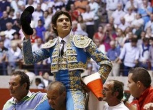 FOTO: CULTORO El sábado Sebastián Castella lidió una corrida en solitario en Medellín, y tras cortar dos orejas, salió en hombros.