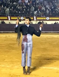 FOTO: CULTORO Andrés cortó ayer, domingo 26 de febrero, el rabo a su novillo, en Vera, Almería