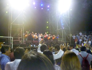 FOTO: PABLO JAVIER GÓMEZ DEBARBIERI Los Gipsy King, con su ritmo, conquistaron al público y demostraron que los espectáculos variados pueden y deben darse.