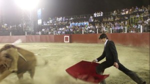 FOTO: PABLO JAVIER GÓMEZ DEBARBIERI Castella doblándose con el tercer novillo, en un una noche taurina de la que se esperaba mucho más, pero que resultó un evento interesante.