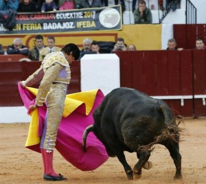 FOTO: PLAZA DE OLIVENZA Andrés Roca Rey triunfó ayer en Olivenza emocionando al público con su quietud y valor.