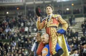 FOTO: PLAZA DE TOROS DE VALENCIA Andrés Roca Rey triunfó el viernes en Valencia; se sobrepuso a malos toros y ante dos figuras del toreo.