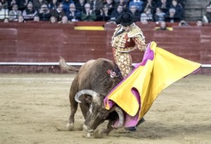 FOTO: PLAZA DE TOROS DE VALENCIA Andrés lanceando por “naturales con el capote” al sexto toro.