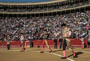 FOTO: PLAZA DE TOROS DE VALENCIA Paseíllo el viernes 17, con la plaza llena. En primer plano, El Fandi, al centro, Andrés y al fondo, Manzanares.