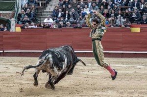 FOTO: MUNDOTORO Padilla banderilleando al primer toro de la tarde