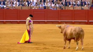 FOTO: CAPTURA DE PANTALLA Andrés Roca, ayer en Sevilla, exponiendo mucho, cita con el capote a la espalda al tercer toro, para replicar el lucido quite de Morante de la Puebla.
