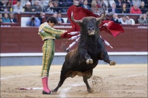 FOTO: PLAZA DE LAS VENTAS - TAURODELTA El 13 de mayo de 2016 Andrés Roca Rey confirmó alternativa y salió en hombros; aquel fue su gran lanzamiento; he allí la importancia de Madrid.