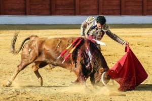 FOTO: JOSE LUIS CÁRDENAS RUIZ Natural de Joaquín Galdós al tercer toro, que era un astado con ciertas complicaciones. 