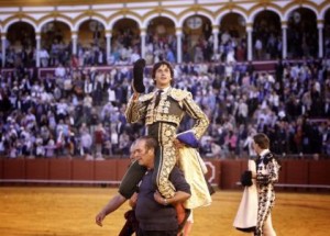 FOTOS: EMPRESA MAESTRANZA PAGÉS Andrés Roca Rey conquistó al exigente público sevillano y estuvo a punto de abrir la Puerta del Príncipe de la Maestranza.