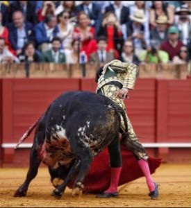 Derechazos muy bajas de Andrés al hudizo tercero (bis).