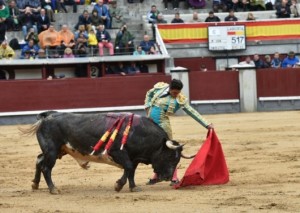 FOTOS: CULTORO Alberto Aguilar en un natural. Los cuatro toros de La Quinta que se prestaban para una buena faena, solo embestían por el lado izquierdo.