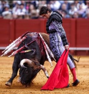 Castella se llevó al buen cuarto toro con un exquisito toreo por bajo, caminando con gracia ante el toro.