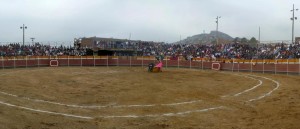 FOTO: ERICK CERÓN QUISPE DE BARRERA-TAUROMAQUIA Emilio Serna lanceando a la verónica en la corrida por la fiesta de Chumpi, Ayacucho. Apréciese el barrio popular de Lima Sur donde se celebró la corrida y el lleno total en la plaza.