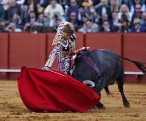 Manuel Escribano en un derechazo al buen quinto toro.