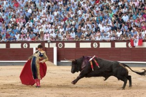 FOTO: CULTORO Roca Rey, en Madrid, cambiando por la espalda al sexto toro de Núñez del Cuvillo, el miércoles 24; momento decisivo de aquella faena.