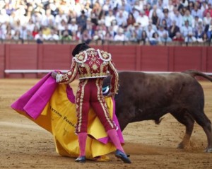 Antonio Ferrera en templada y lenta verónica al quinto toro del sábado 6. Hizo una gran Feria de Sevilla.