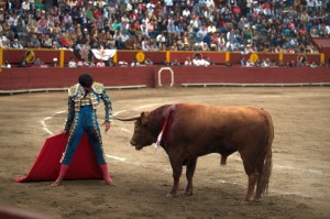 FOTO: JUAN PONCE / ARCHIVO DE EL COMERCIO López Simón, citando, estando cruzado, en Acho; obsérvese que el toro verá la muleta, que él tiene en la mano derecha, con el ojo izquierdo.