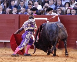 Manuel Escribano, el sábado, toreando por bajo al quinto victorino.