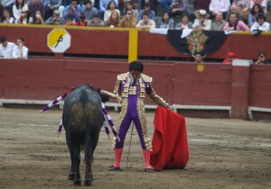 FOTO: JUAN PONCE / ARCHIVO EL COMERCIO Juan Carlos Cubas cita muy cruzado, pasado más bien, a un toro de La Quinta, en Acho