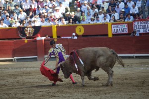 FOTO: JUAN PONCE / ARCHIVO EL COMERCIO Joselito Adame, toreando con la derecha a un jabonero de Juan Pedro Domecq,  tras haber citado estando cruzado; apréciese que el ojo izquierdo del toro es el que sigue la muleta.