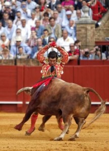 Morante sorprendió banderilleando a su segundo toro.