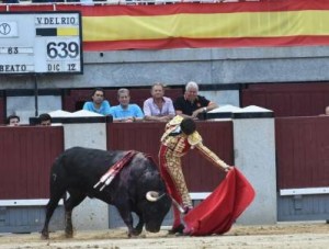 FOTO: PLAZA DE LAS VENTAS El miércoles 31, Roca Rey se jugó la vida, arriesgándolo todo, para cortarle una oreja a su primer toro, un peligroso manso encastado.