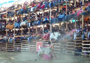 FOTO: PERU TOROS Los palcos, construidos con palos, copados de público, sin perder detalle de las corridas.