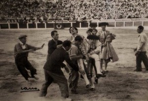 FOTO: FRANCISCO CANO Linares, Jaén, 28 de agosto de 1947, Manolete va herido de muerte.