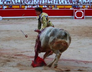 FOTOS: CULTORO Andrés, cogido por el toro mientras vuelan los trozos del estoque. 