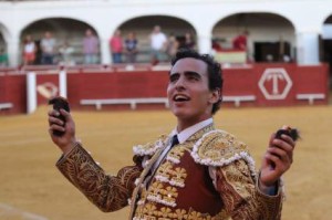 Joaquín da la vuelta al ruedo con las dos orejas del sexto toro.