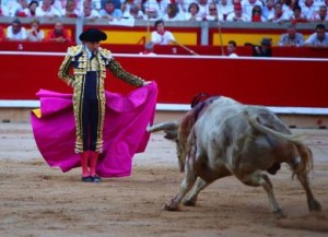 FOTO: CULTORO Andrés en un quite al toro que lo corneó en Pamplona.