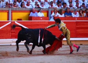 Estocada entrando a matar con decisión al tercero