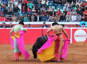 Los dos hermanos, Fernando y Andrés, haciendo un quite por chicuelinas al alimón.