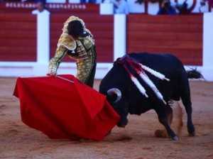 FOTO: EMILIO MÉNDEZ, CULTORO Andrés cuajó una gran faena en Gijón, a un buen toro de Sánchez Arjona. La profundidad del derechazo da una idea de lo que fue aquello.