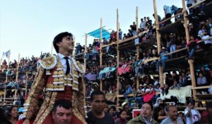 FOTO: JUAN MEDRANO CHAVARRÍA Andrés Roca Rey salió en hombros, ovacionado por la multitud.