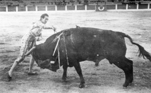 FOTO: FRANCISCO CANO Manolete hunde lentamente el estoque, mientras 'Islero' lo empitona.