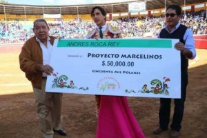 FOTO: ARCHIVO G. AGUIRRE Andrés entregó US$50.000 para los niños, al alcalde de Huamachuco.