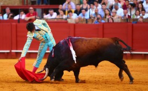 FOTO: CULTORO Roca Rey, en un derechazo a su segundo toro, ayer en Sevilla; a ambos los obligó mucho al bajarles tanto la mano al torearlos en redondo.