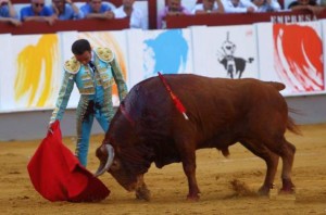 FOTO: TOROS DEL MEDITERRÁNEO Ponce, en Málaga, en la Picassiana, en la cumbre de experiencia, dominio de escena, técnica depurada y arte en sus faenas.