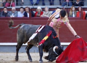 FOTO: PLAZA DE TOROS  DE LAS VENTAS Ángel Sánchez toreando en Madrid a 'Pavito' de La Quinta, el 2 de abril de 2017.