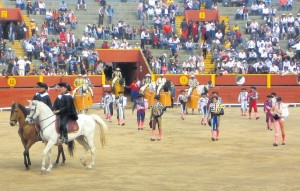 FOTO: PABLO J. GÓMEZ DEBABRIERI Ayer se inauguró la Feria del Señor de los Milagros; hicieron el paseíllo tres novilleros: un español, un mexicano y un peruano.