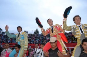 FOTO: MIGUEL ÁNGEL PARDO, PERUTOROS Ferias triunfales en Cajamarca: Rafaelillo, Curro Díaz y Alfonso de Lima en hombros de la afición, en Santa Cruz, al cabo de la tercera y última corrida.