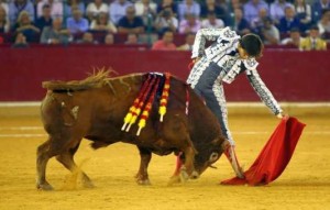 FOTO: EMILIO MÉNDEZ - CULTORO Andrés en un derechazo al sexto toro de la corrida del 13 de octubre en Zaragoza.