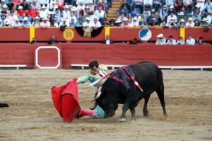 Roca Rey toreó al cuarto de rodillas, en redondo