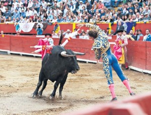 FOTOS: JUAN PONCE VALENZUELA Escribano en un par de banderillas al violín al segundo de la tarde.