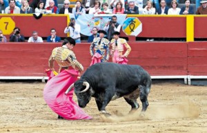 José Garrido lanceó por chicuelinas de manos bajas al sexto, mientras Escribano y Ureña lo observaban atentamente.